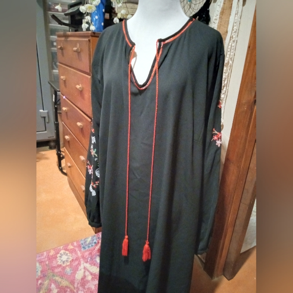 Glamorous Black Long Sleeve Dress with Red Accents